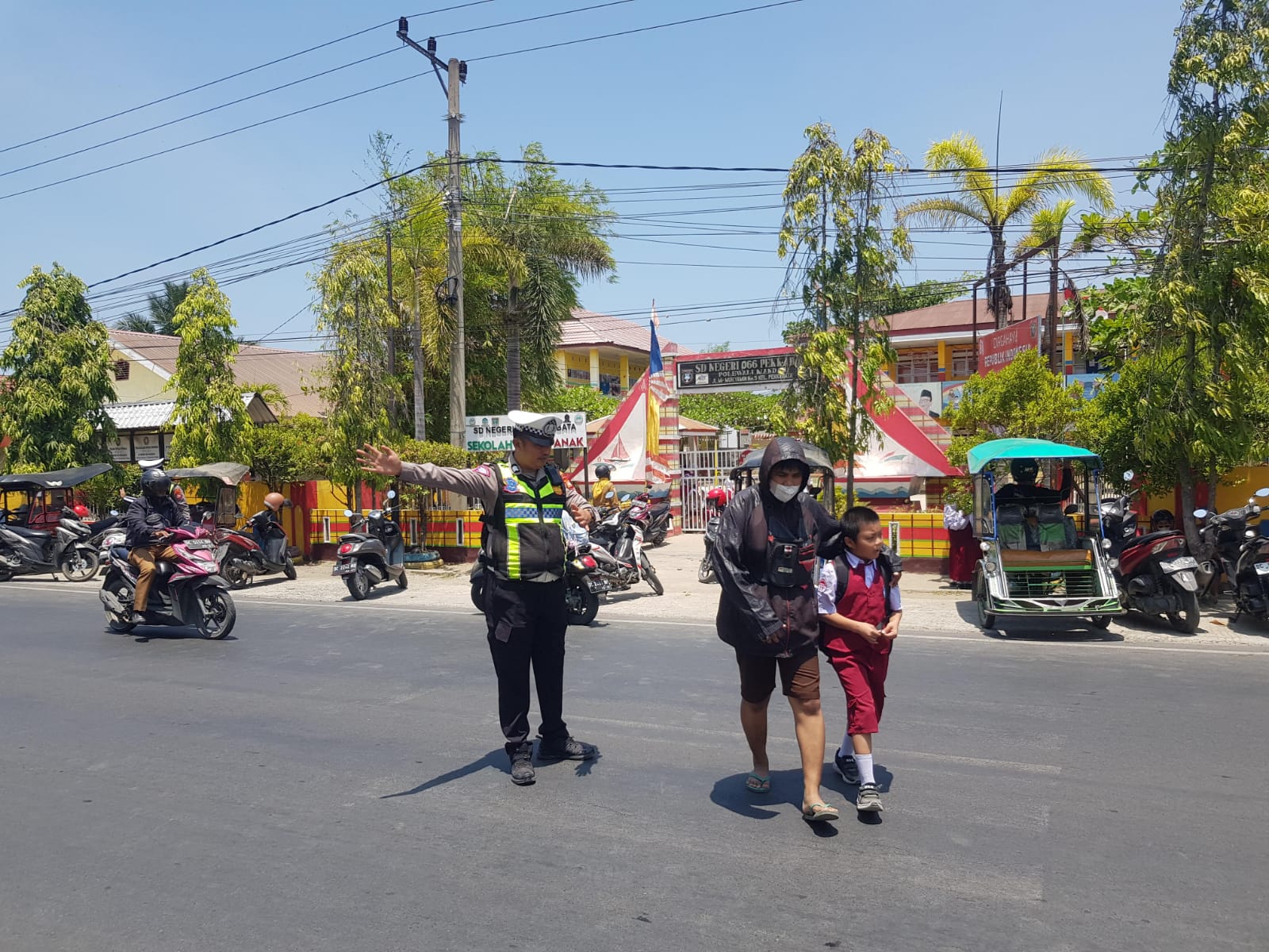 Sat Lantas Polres Polman Laksanakan Patroli dan Pengaturan Lalu Lintas di Jam Pulang Sekolah