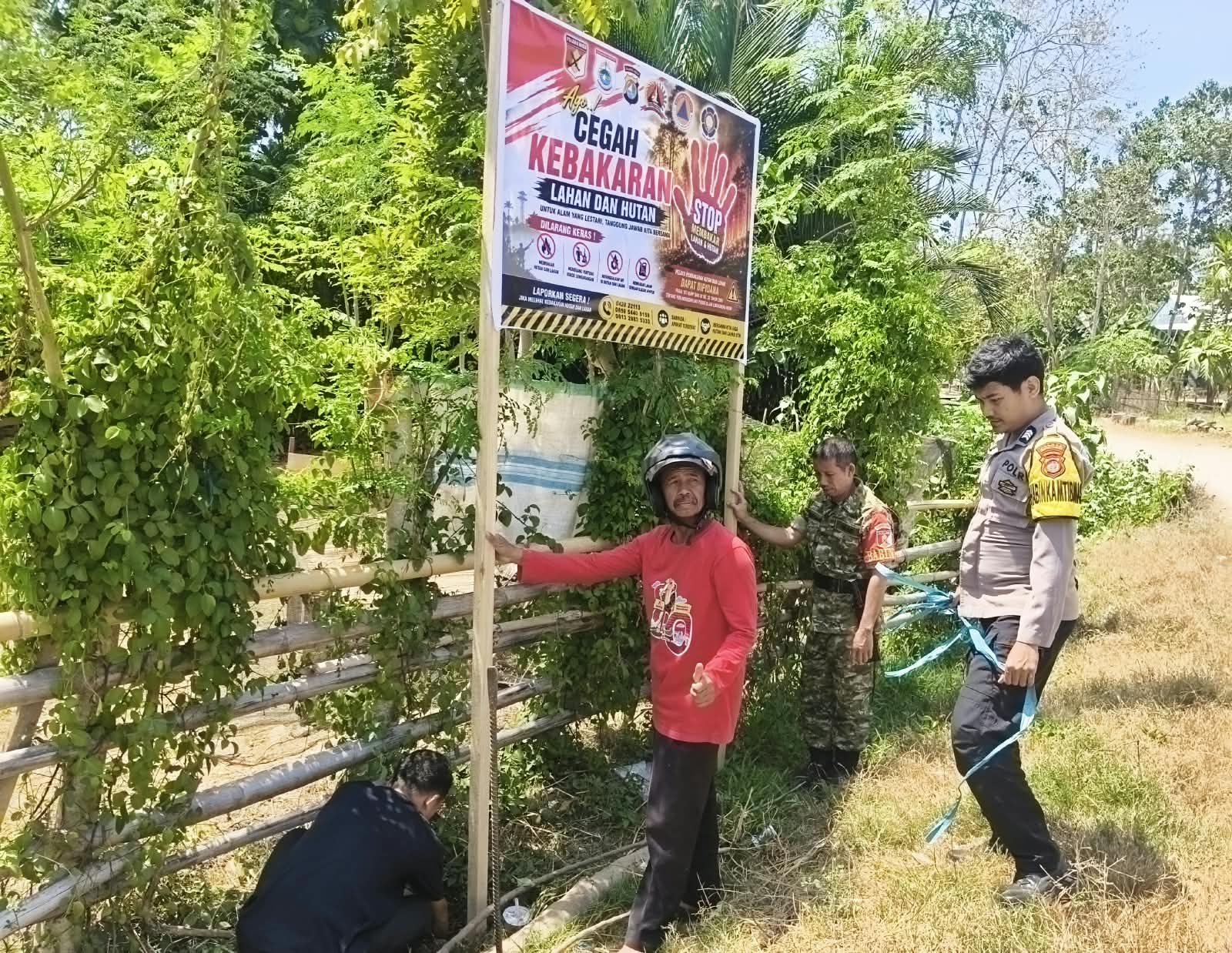 Bhabinkamtibmas Bonne-Bonne Bersama Babinsa Pasang Baliho Imbauan Pencegahan Kebakaran