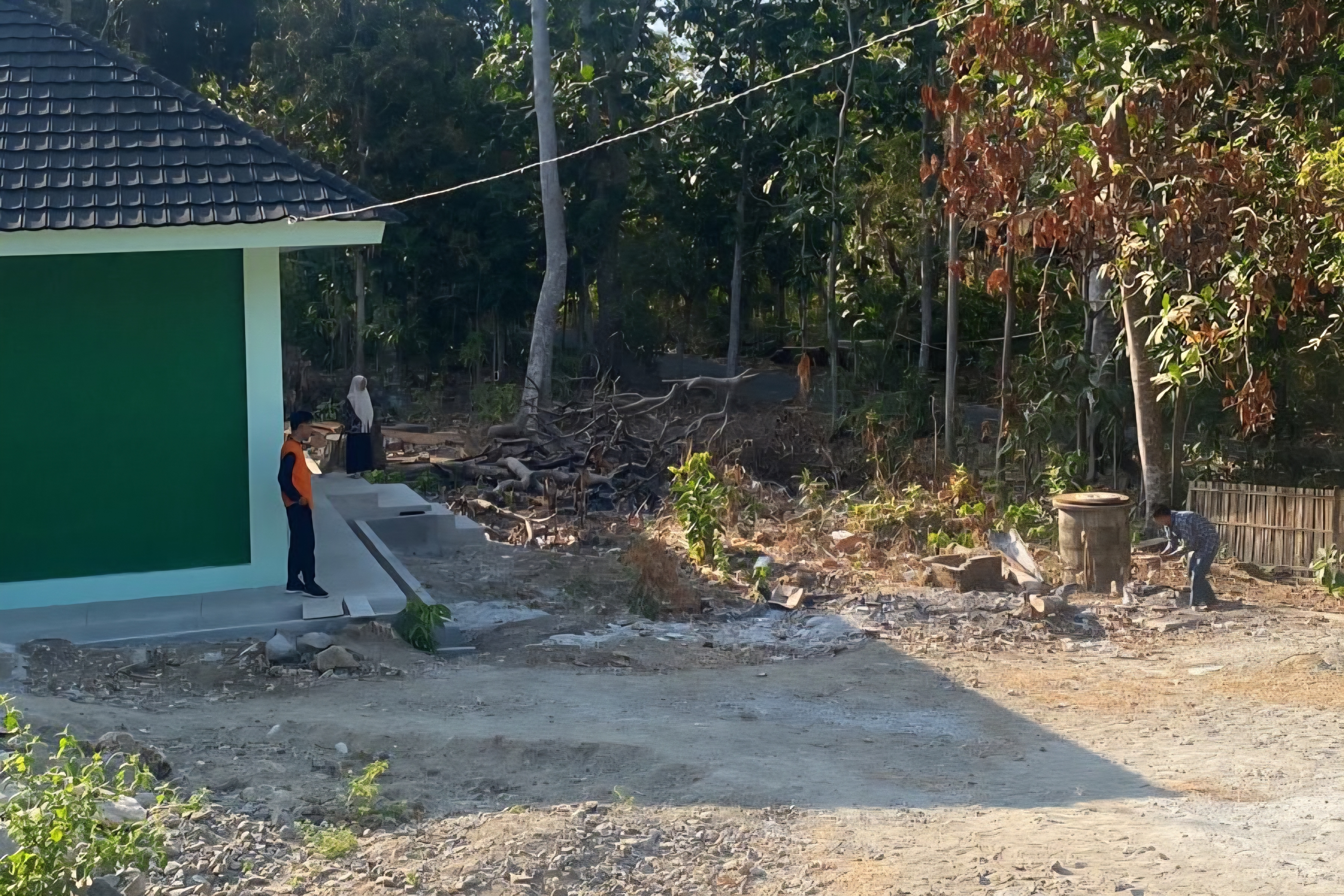MA Biharul Ulum Jaga Kebersihan Area Masjid untuk Kenyamanan Ibadah