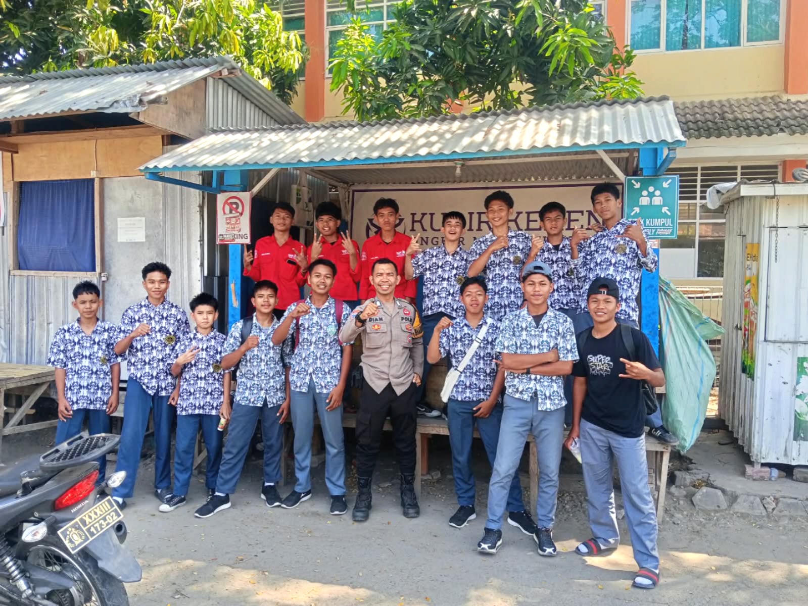 Bhabinkamtibmas Polsek Banggae Tekankan Disiplin Pelajar SMKN 2 Majene