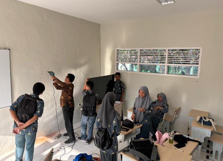 Pemasangan Sarana Penunjang Pembelajaran, MAN Pinrang Wujudkan Kenyamanan Belajar