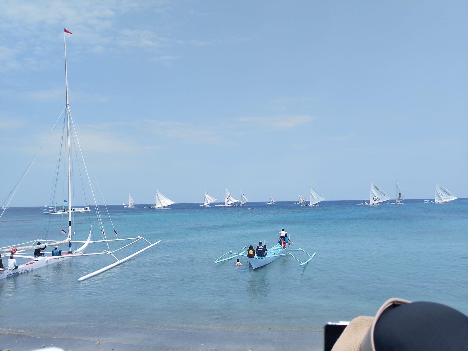 45 Perahu Sandeq Adu Kecepatan di Pantai Lakkadding, Polairud Majene Kawal Perlombaan