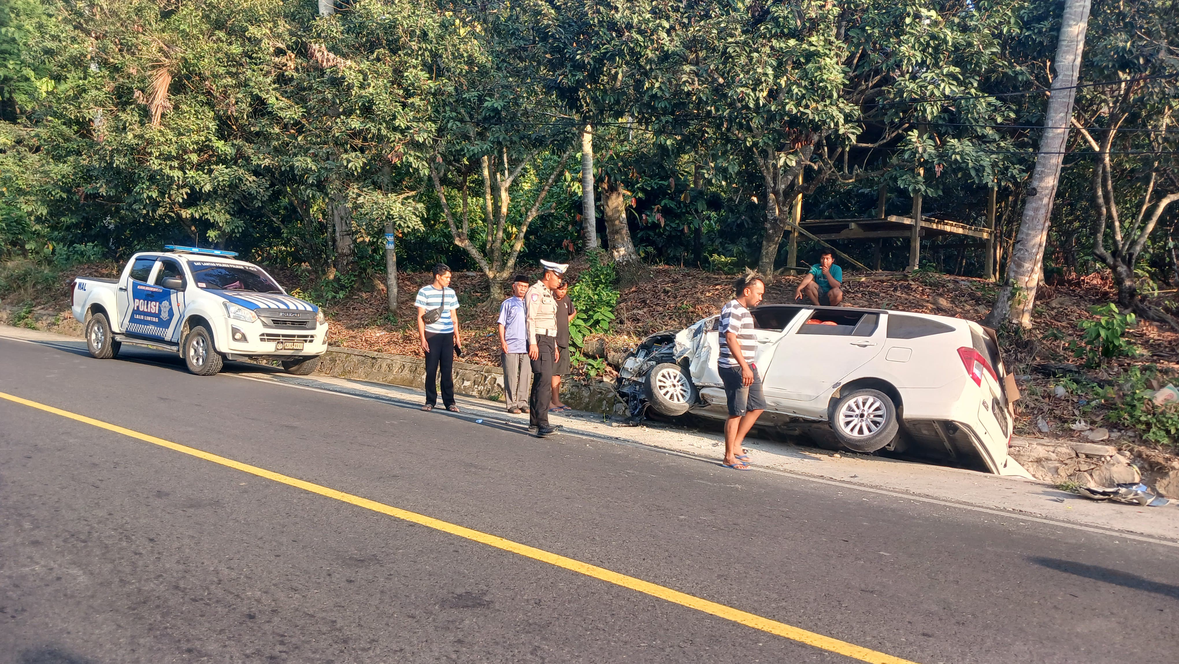 Microsleep Diduga Picu Calya Tabrak Light Truck di Jalur Trans Sulawesi Binuang