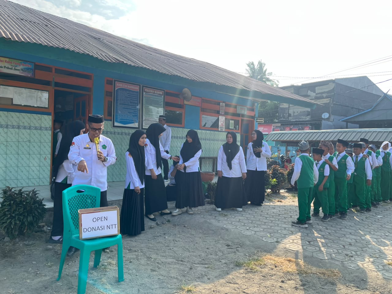 MI DDI Kaloang Galang Donasi untuk Korban Bencana NTT