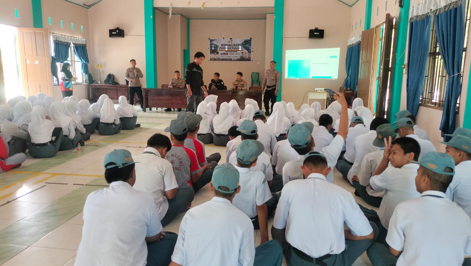 Dukung Generasi Cakap AI, Kapolsek Patampanua Bersama Trainer Polres Pinrang Edukasi Pelajar SMK Negeri 4 Pinrang