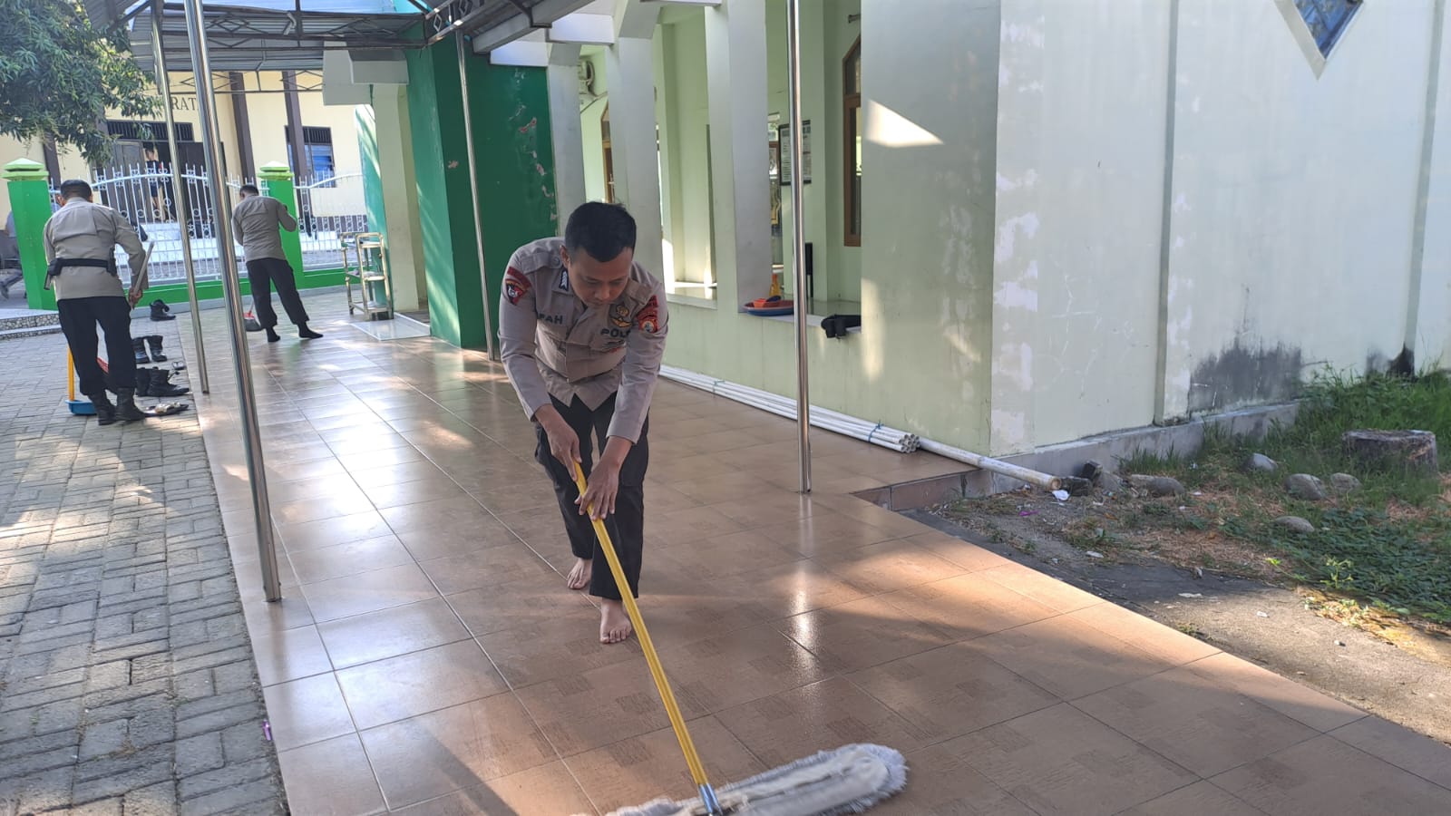 Sambut HUT Pelopor ke-67, Brimob Sulsel Hadirkan Kepedulian Lewat Aksi Bersih Masjid