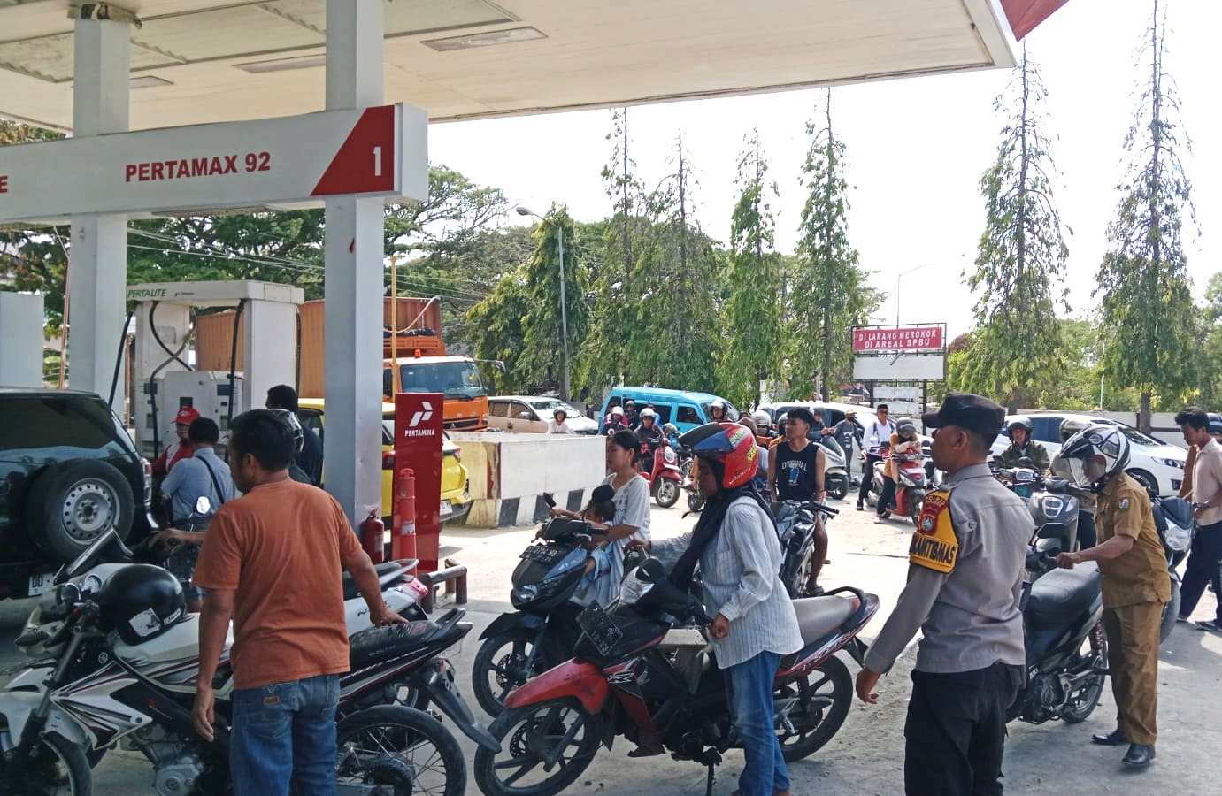 Jaga Ketertiban Pengisian BBM, Polsek Banggae Turunkan Personel ke SPBU Rangas