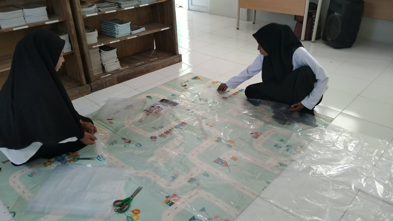 Kreatif di Perpustakaan, Plastik Bekas Pembungkus Kursi Jadi Sampul Pelindung Buku