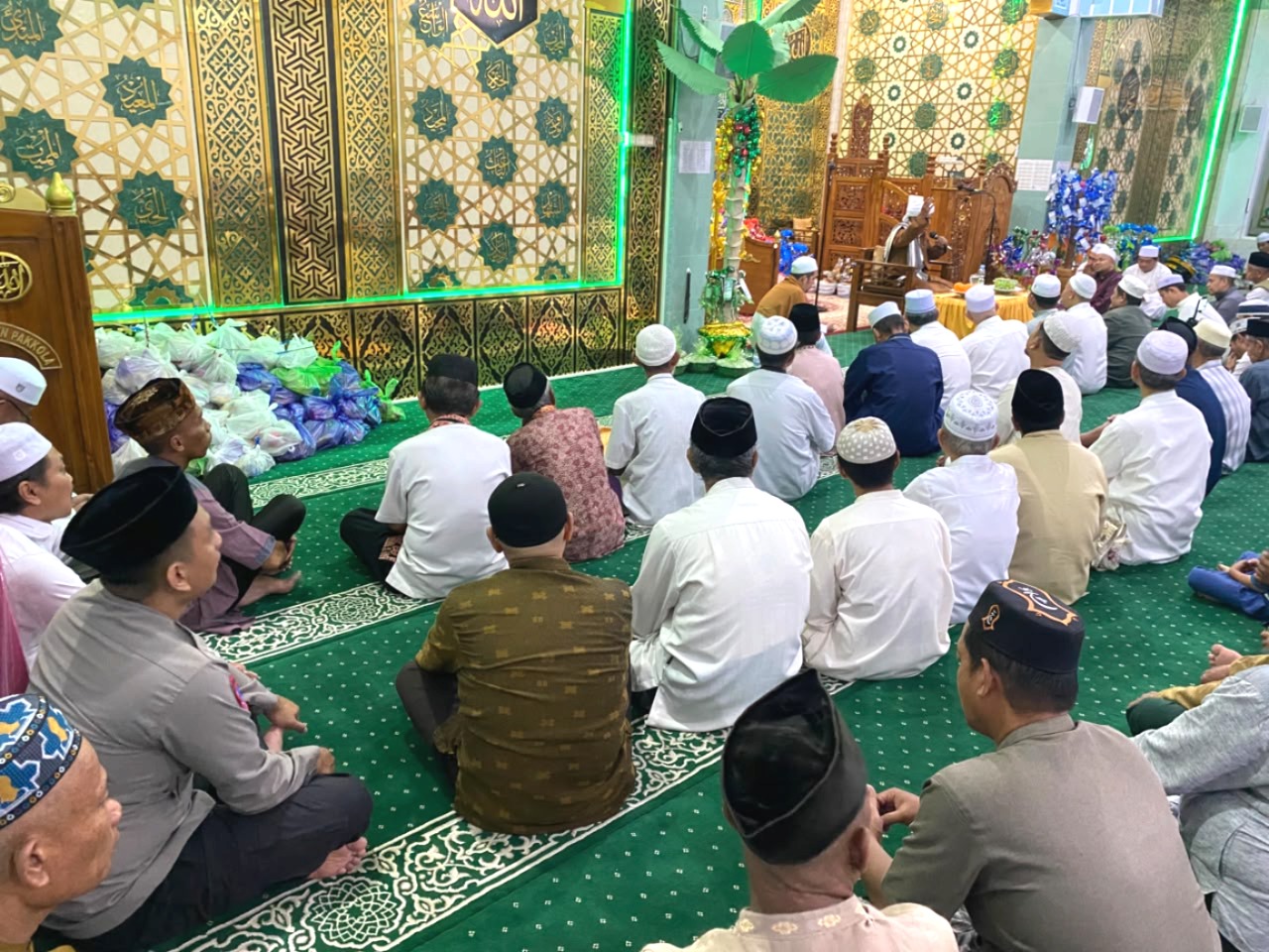 Bhabinkamtibmas Polsek Banggae Hadiri Peringatan Maulid Nabi, Jalin Kedekatan dengan Warga