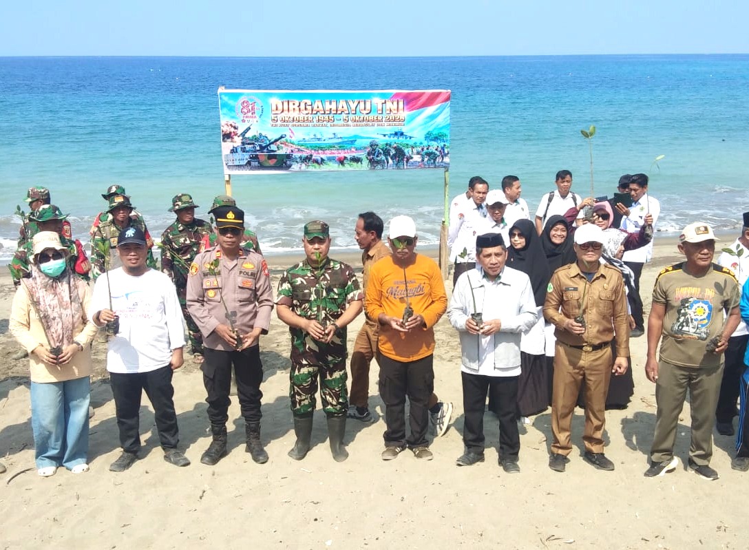Semarak HUT TNI, Kapolsek Sendana dan Lintas Sektor tanam 210 Bibit Mangrove