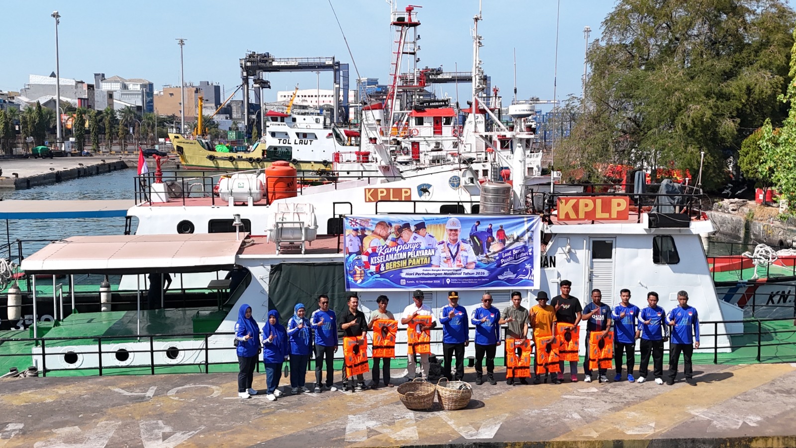 KSOP Makassar Serahkan E-Pas Kecil untuk Nelayan Bontoa dan Life Jacket di Paotere