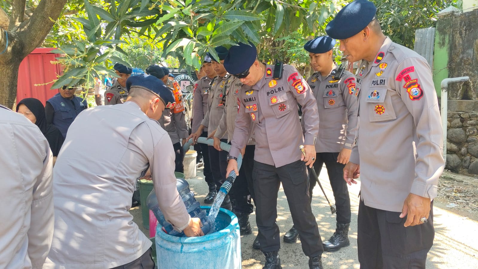 Kekeringan Berkepanjangan di Parepare, Brimob Bersama PDAM Suplai Air Bersih ke Warga
