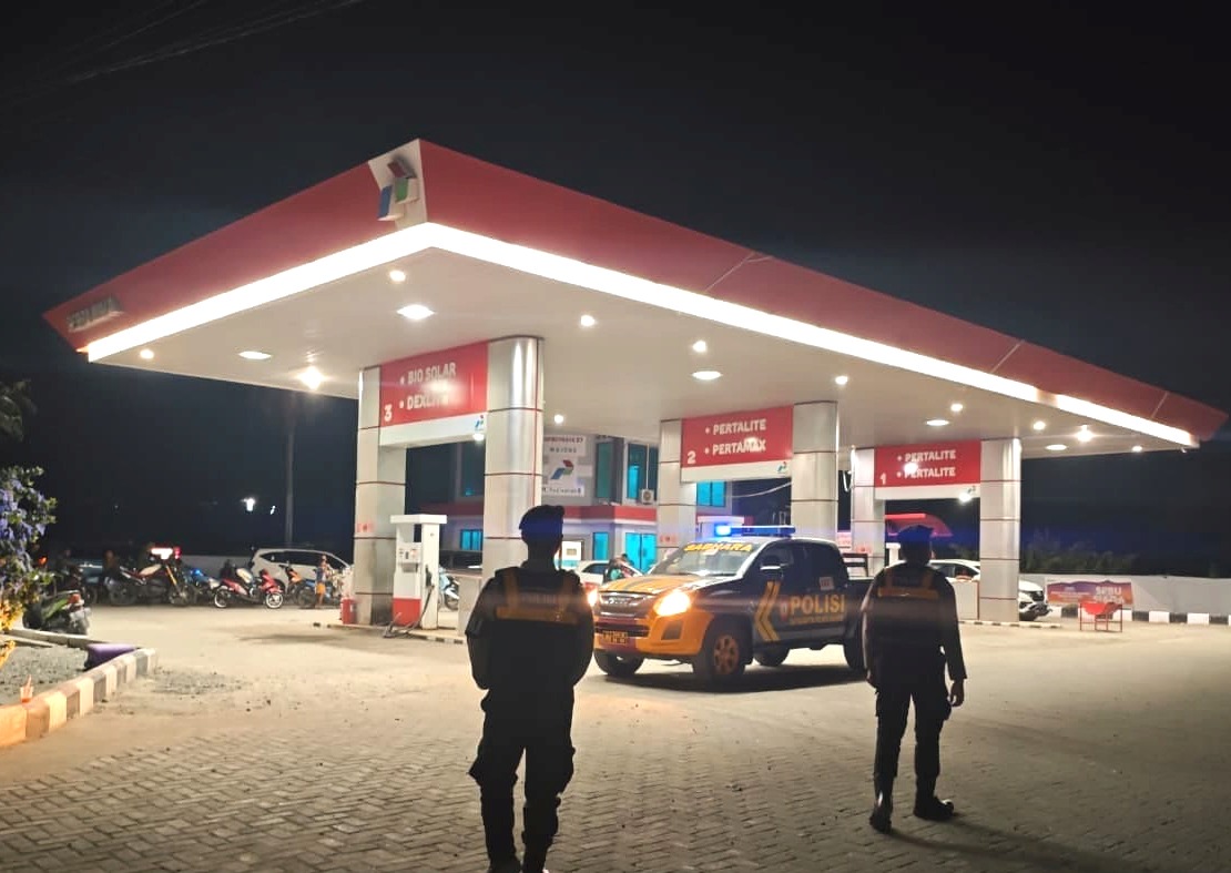 Cegah Antrean Panjang, Polres Majene Intensifkan Patroli Malam Ke SPBU Lembang