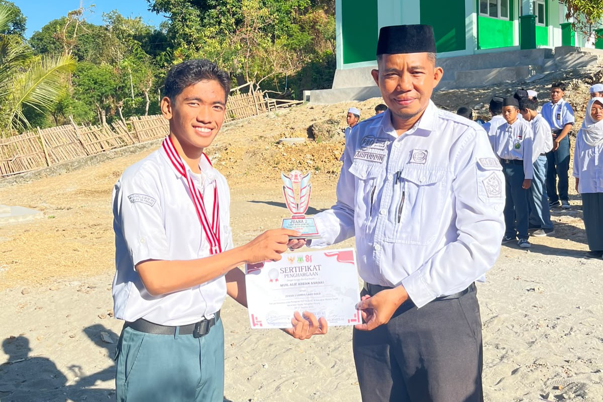 Muh. Alif Raih Juara 2 Lagu Solo, MA Biharul Ulum Ma’arif Suppa Serahkan Penghargaan