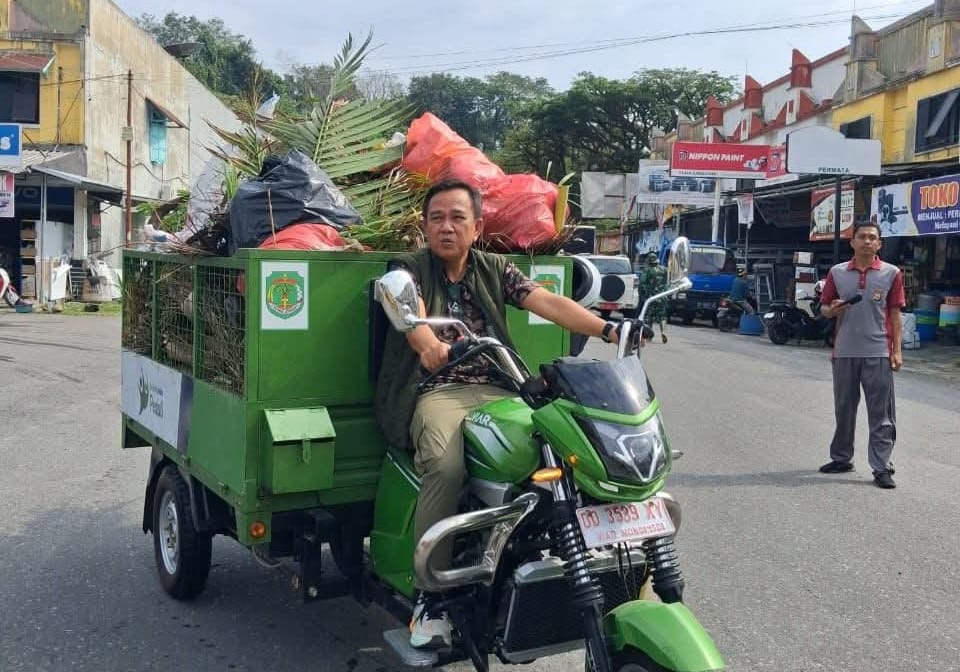 Aksi “Gass Full” Kadis LH Luwu Utara Bersihkan Pasar Sentral Banjir Apresiasi Warganet