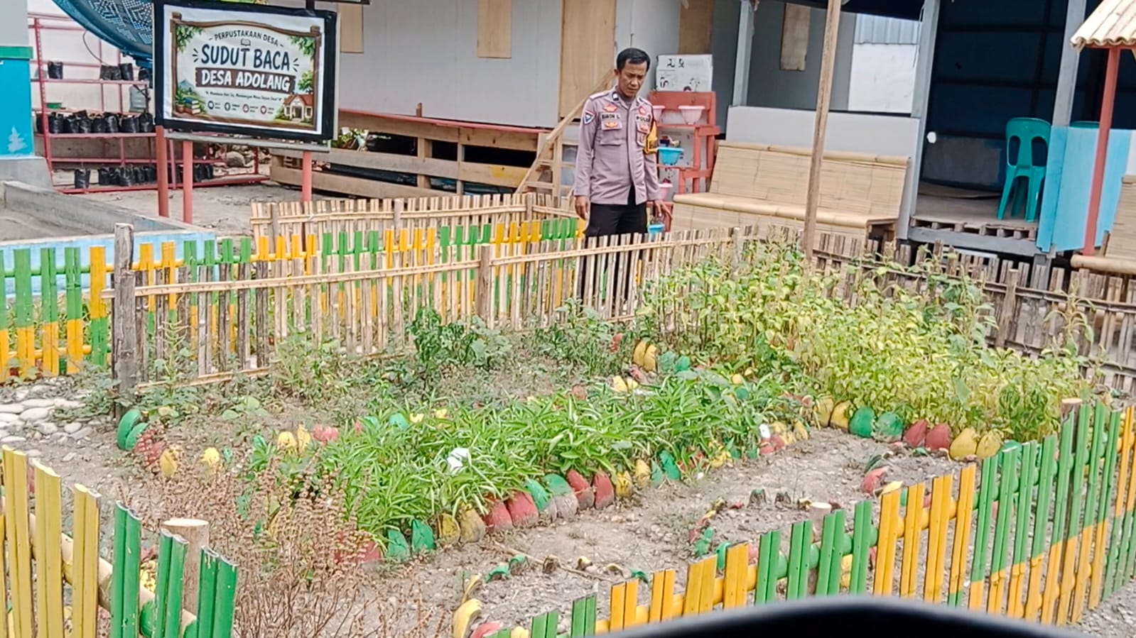 Pantau Kebun Sayur Desa Adolang, Bhabinkamtibmas Dorong Ketahanan Pangan