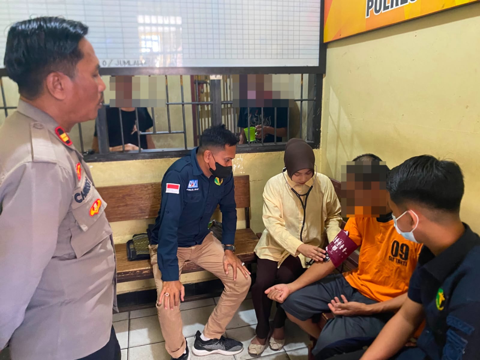 Pelayanan Kesehatan Tahanan, Dokkes Polres Majene Lakukan Pemeriksaan dan Berikan Multivitamin