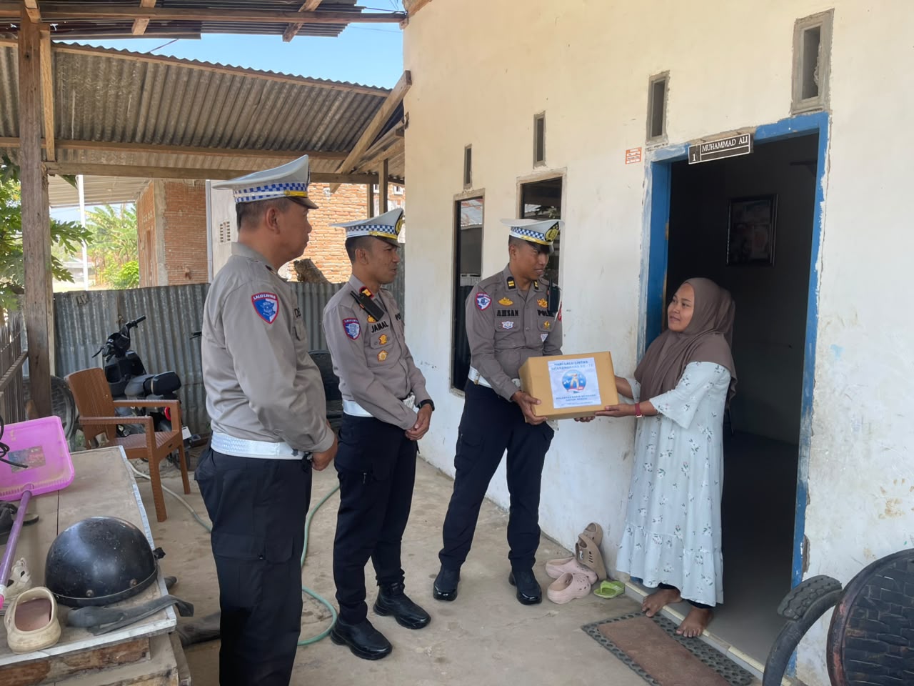 Wujud Kepedulian, Sat Lantas Polres Polman Salurkan Bansos di Momentum HUT Lantas ke-71
