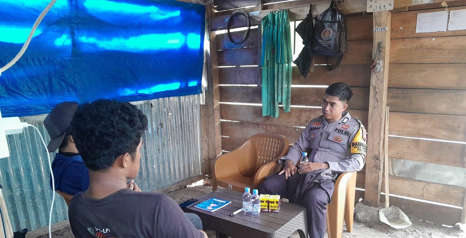 Bhabinkamtibmas Desa Beroangin Sambangi Warga, Sampaikan Imbauan Pencegahan Kebakaran Lahan