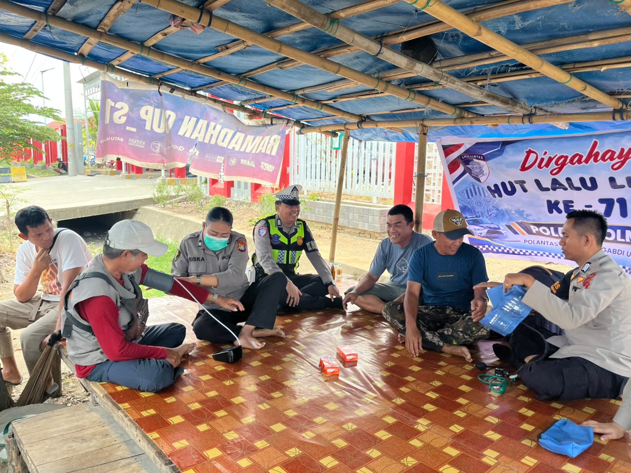 Sambut Hari Lalu Lintas Bhayangkara ke-71, Satlantas Polres Polman Gelar Bakti Kesehatan untuk Pengemudi Ojek