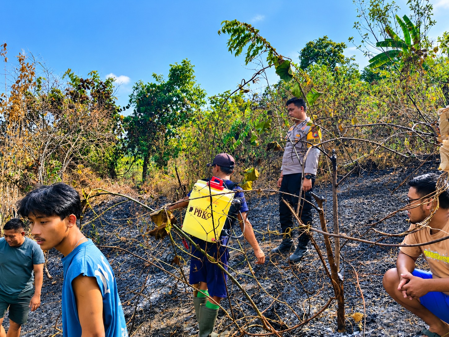 Kebakaran Lahan di Lombang Meluas, Personel Polsek Malunda Bersama Warga Bergerak Cepat Padamkan Api