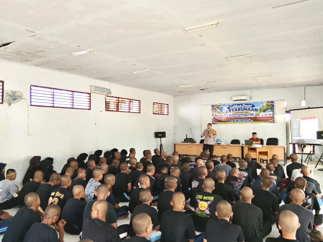 Bhabinkamtibmas Polsek Pamboang Bekali Pelajar, Tekankan Bahaya Bullying dan Kenakalan Remaja