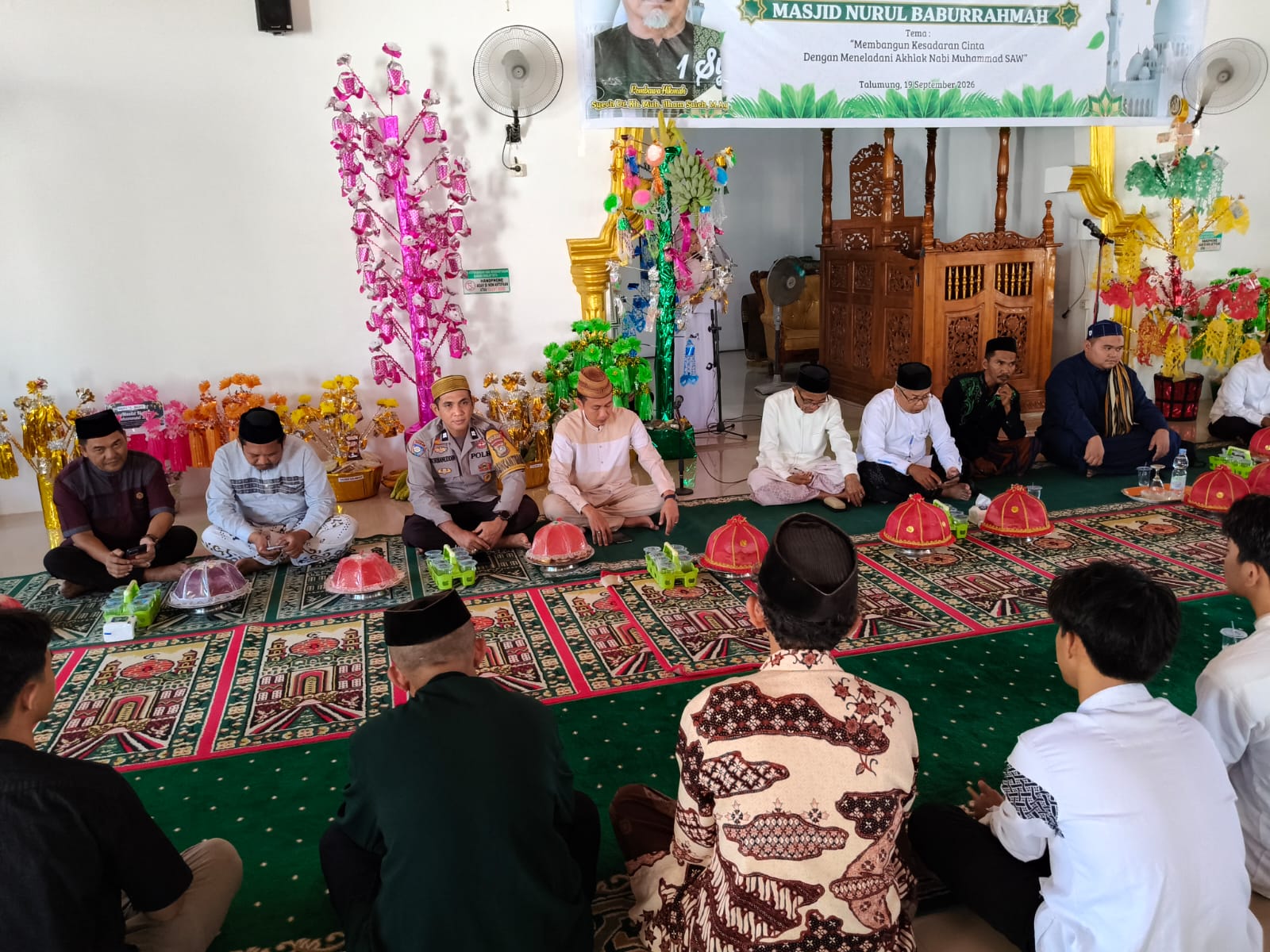 Bhabinkamtibmas Polsek Banggae Hadiri Maulid Nabi di Talumung, Pererat Silaturahmi dengan Warga
