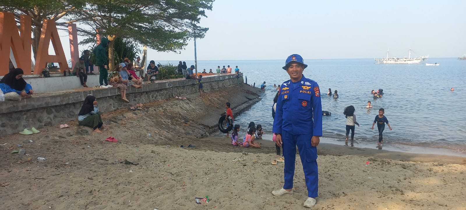 Sat Polair Polres Polman Amankan Aktivitas Wisatawan di Pantai Bahari Polewali