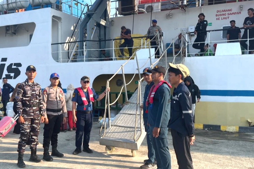 Pastikan Pelayaran Aman, Sat Polair Majene Kawal Keberangkatan KM Sabuk Nusantara 93