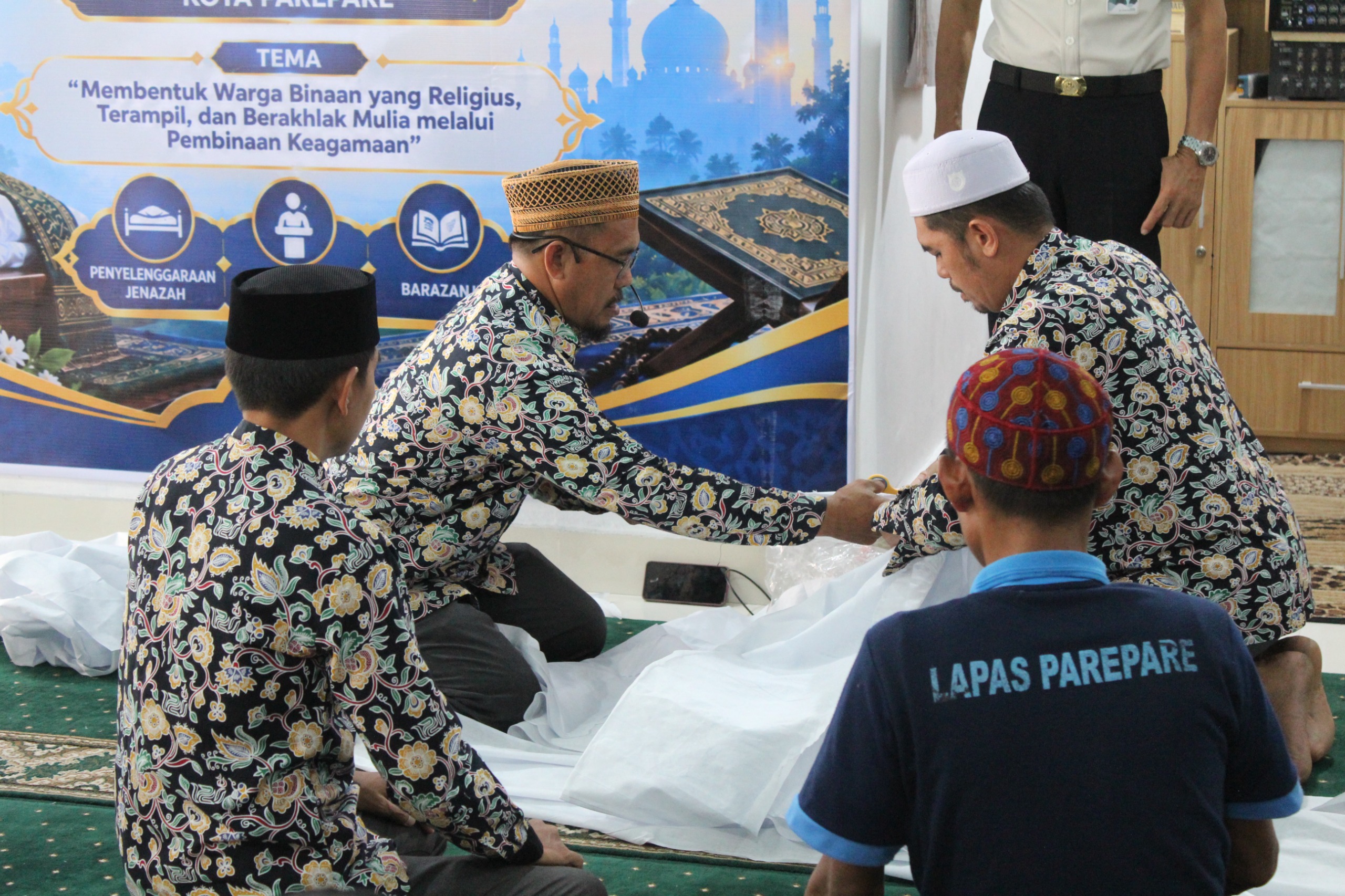 WBP Lapas Parepare Praktik Mengkafani Jenazah dalam Pembinaan Keagamaan