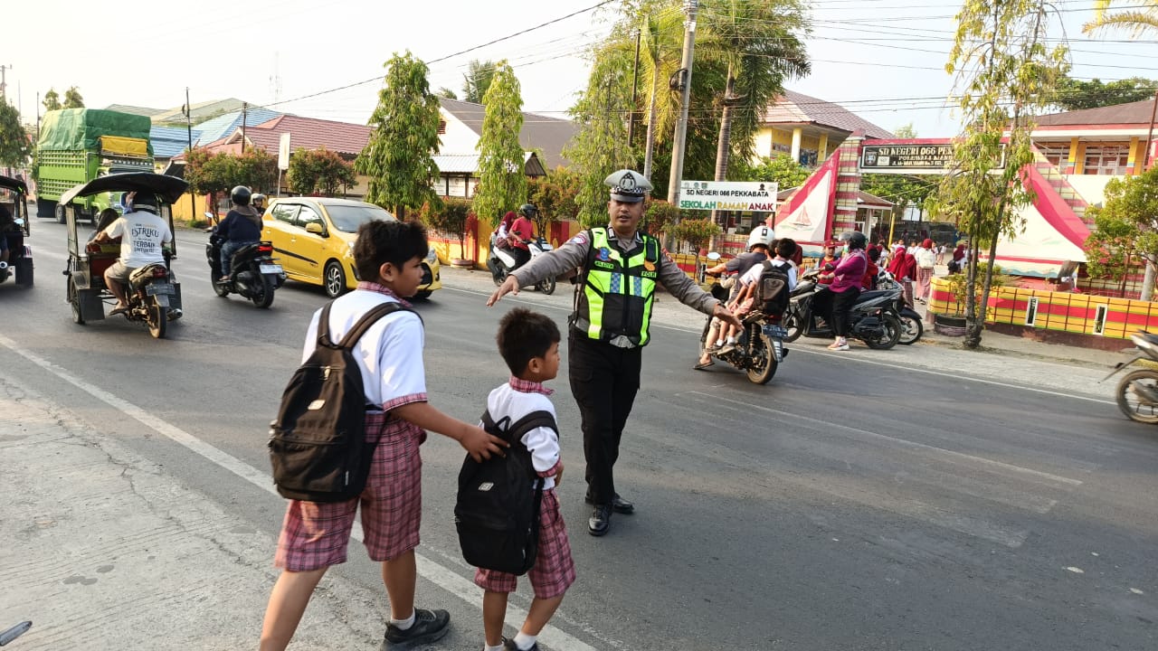 Satlantas Polman Bantu Pelajar Seberangi Jalan di Jam Sibuk Pagi