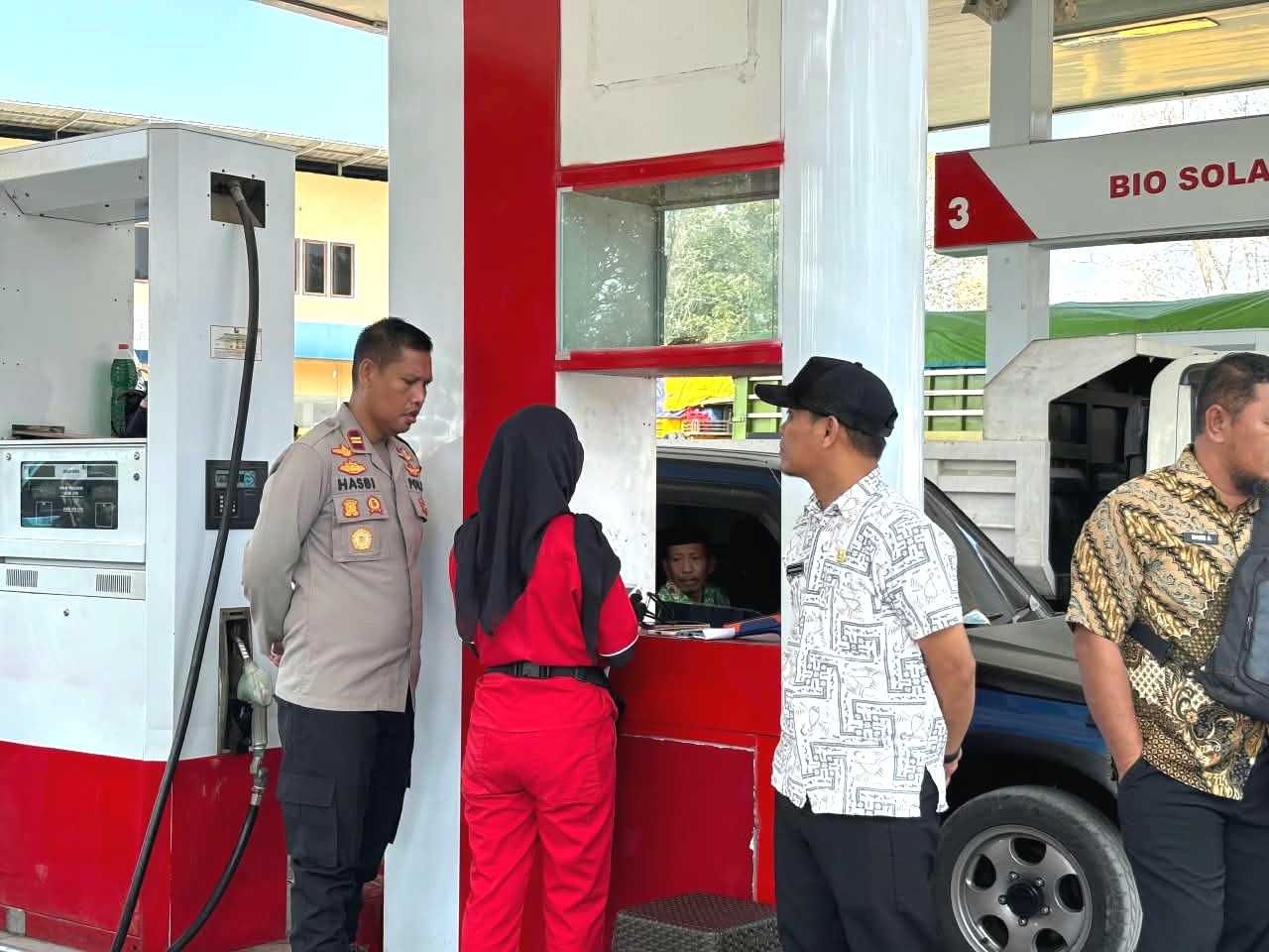 Jaga Pengisian BBM Tetap Tertib, Polsek Banggae Perketat Pengamanan di SPBU Rangas