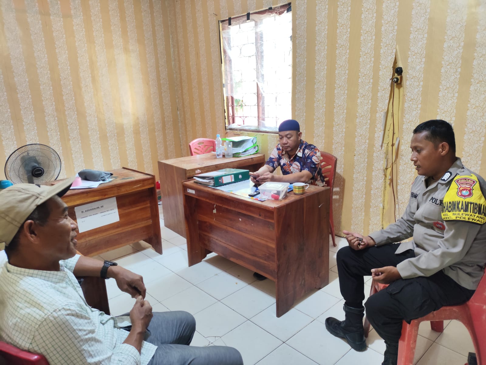 Bhabinkamtibmas Sulewatang Sambangi Kantor Kelurahan, Sampaikan Pesan Kamtibmas