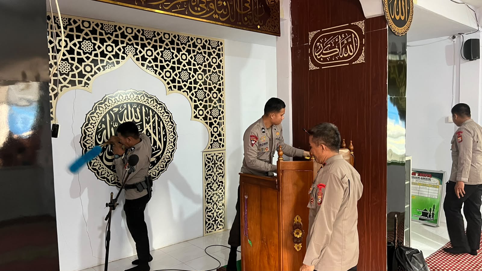 Brimob Sulsel Peduli Rumah Ibadah, Bersihkan Masjid At-Taufiq Amsir Parepare