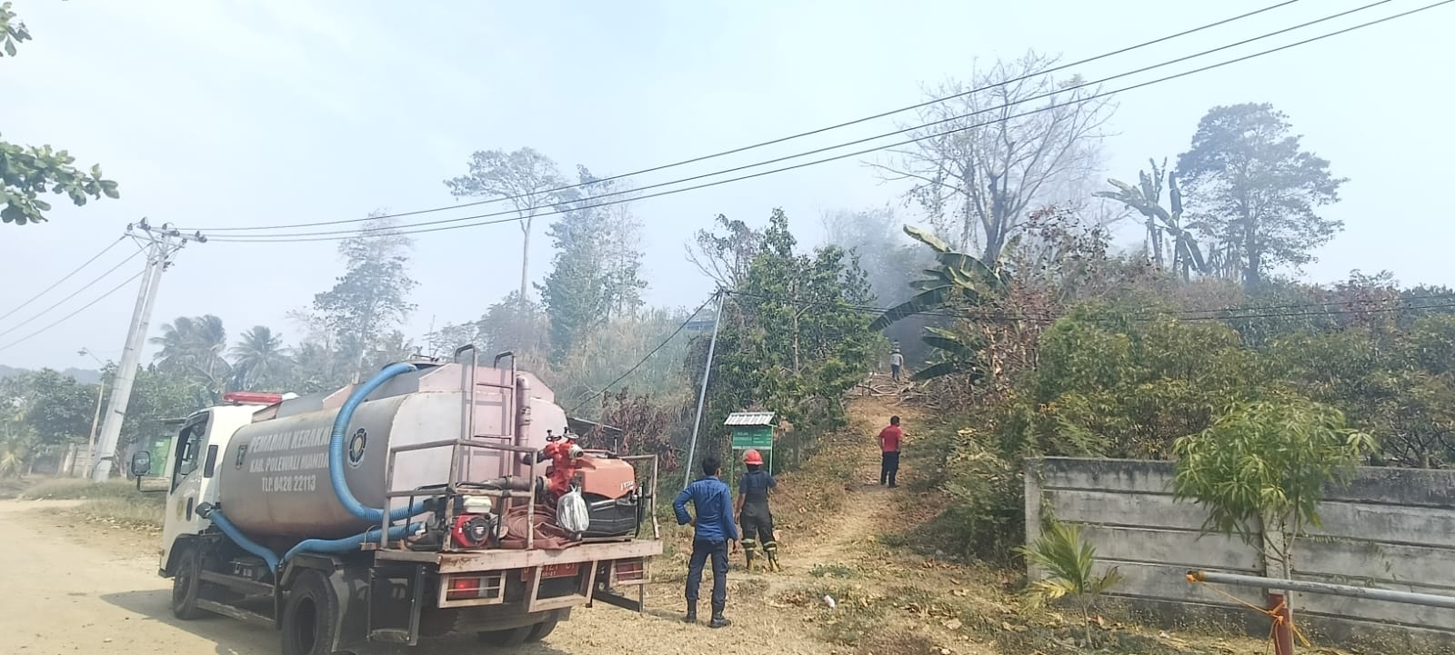 Kebakaran Lahan di Amassangan, Polsel Binuang dan Damkar Berjibaku Padamkan Api