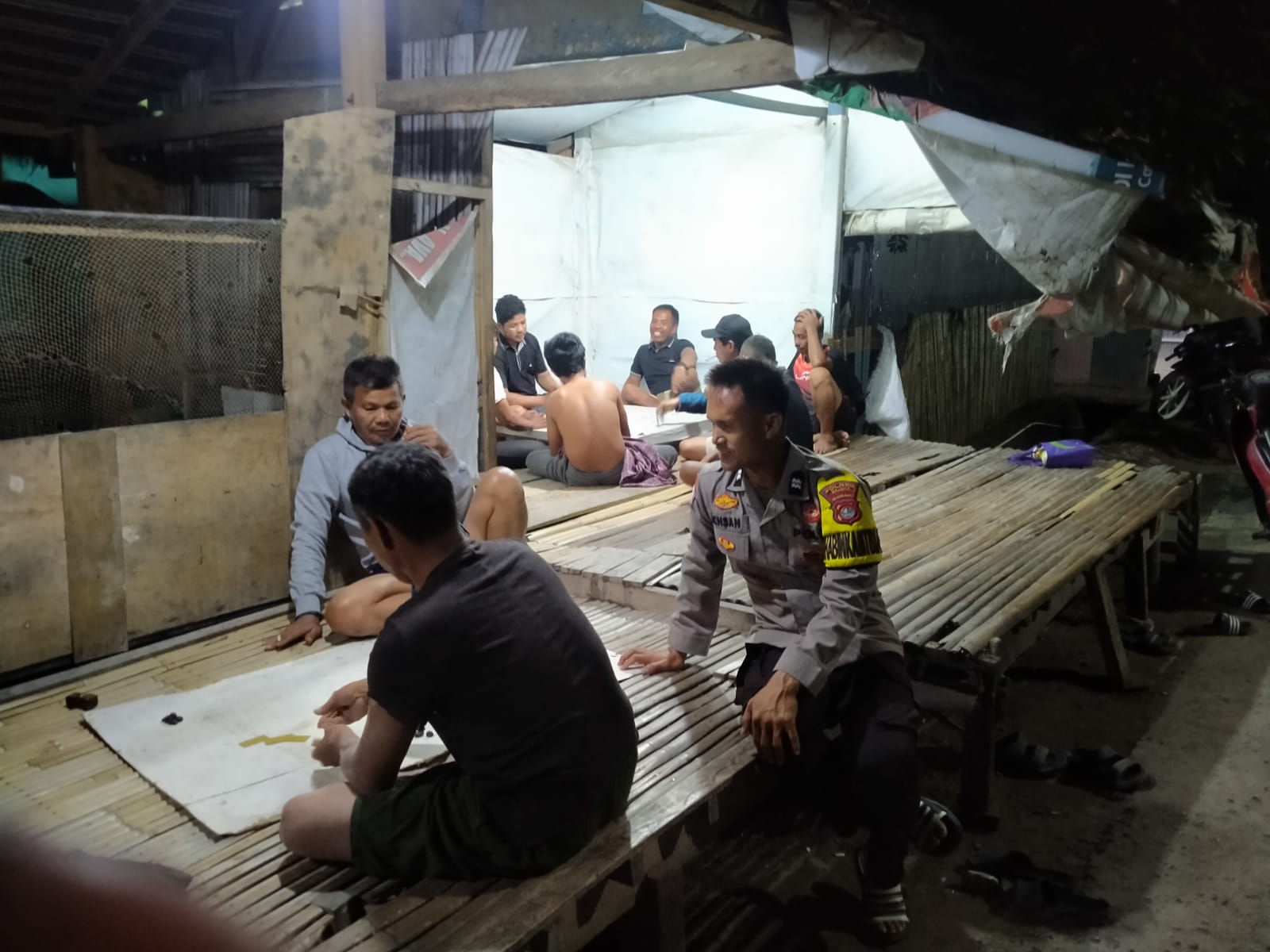 Patroli Malam Polsek Pamboang, Dorong Warga Aktifkan Poskamling Jaga Keamanan Lingkungan