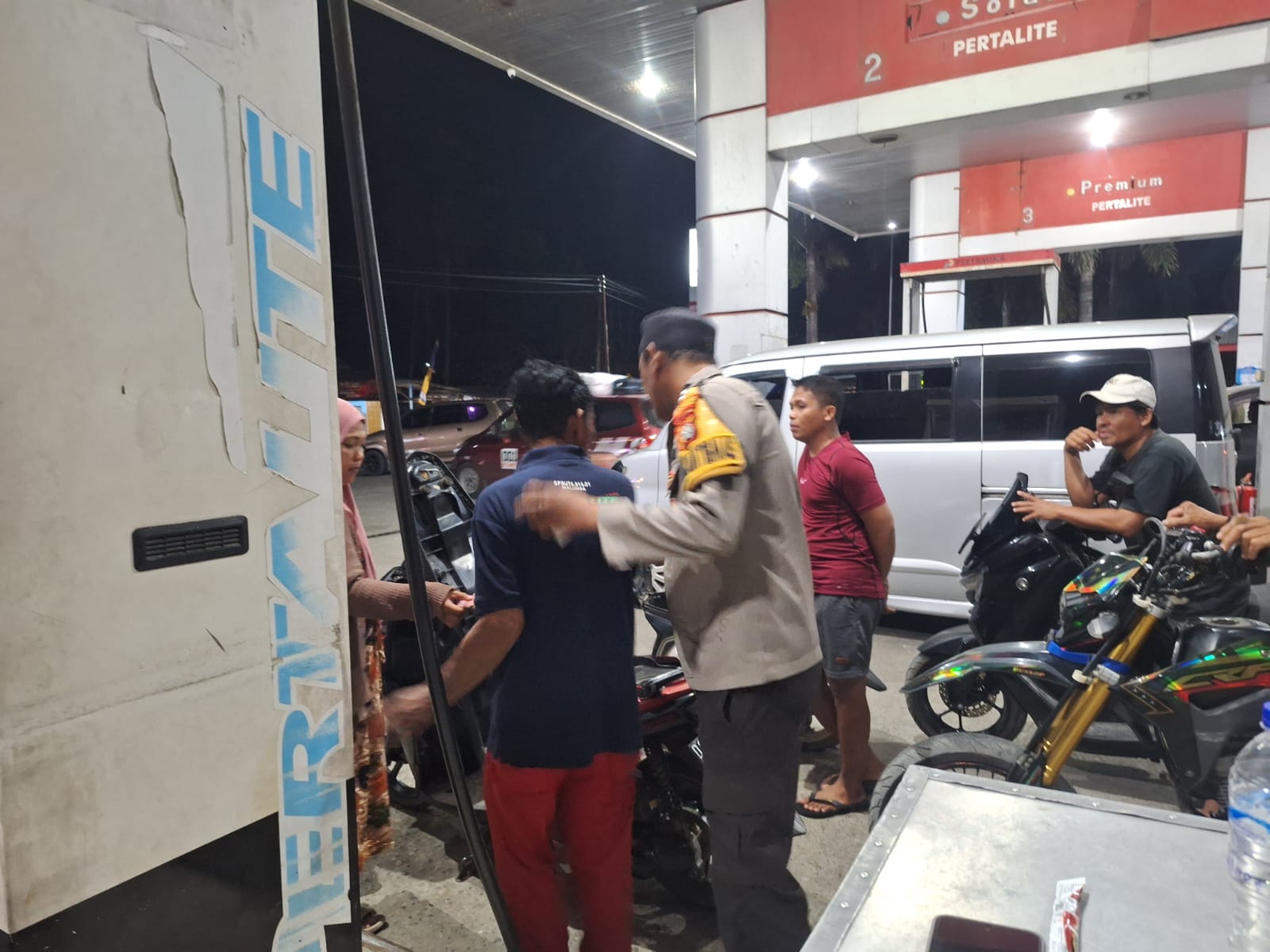 Patroli Malam, Polsek Malunda Pastikan Pengisian BBM di SPBU Berlangsung Aman