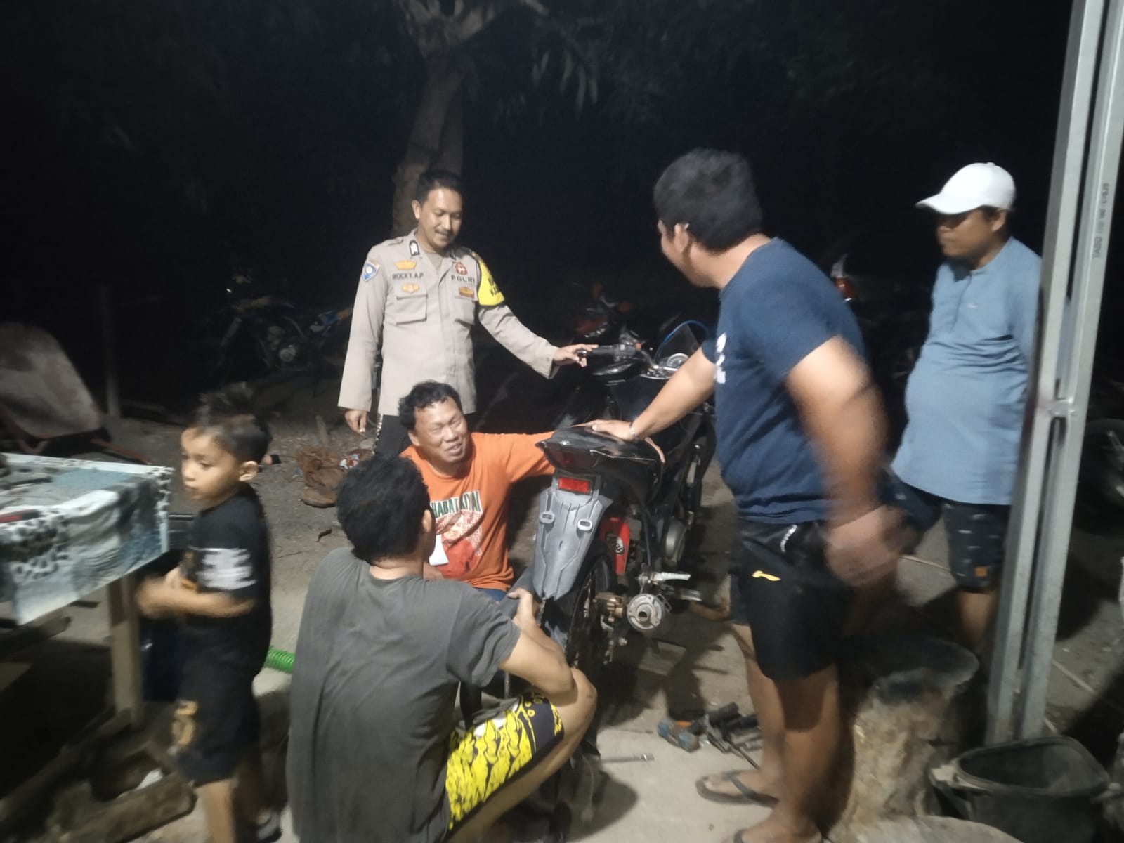 Patroli Malam Polsek Malunda Sasar Kerumunan Warga, Imbau Jaga Kamtibmas