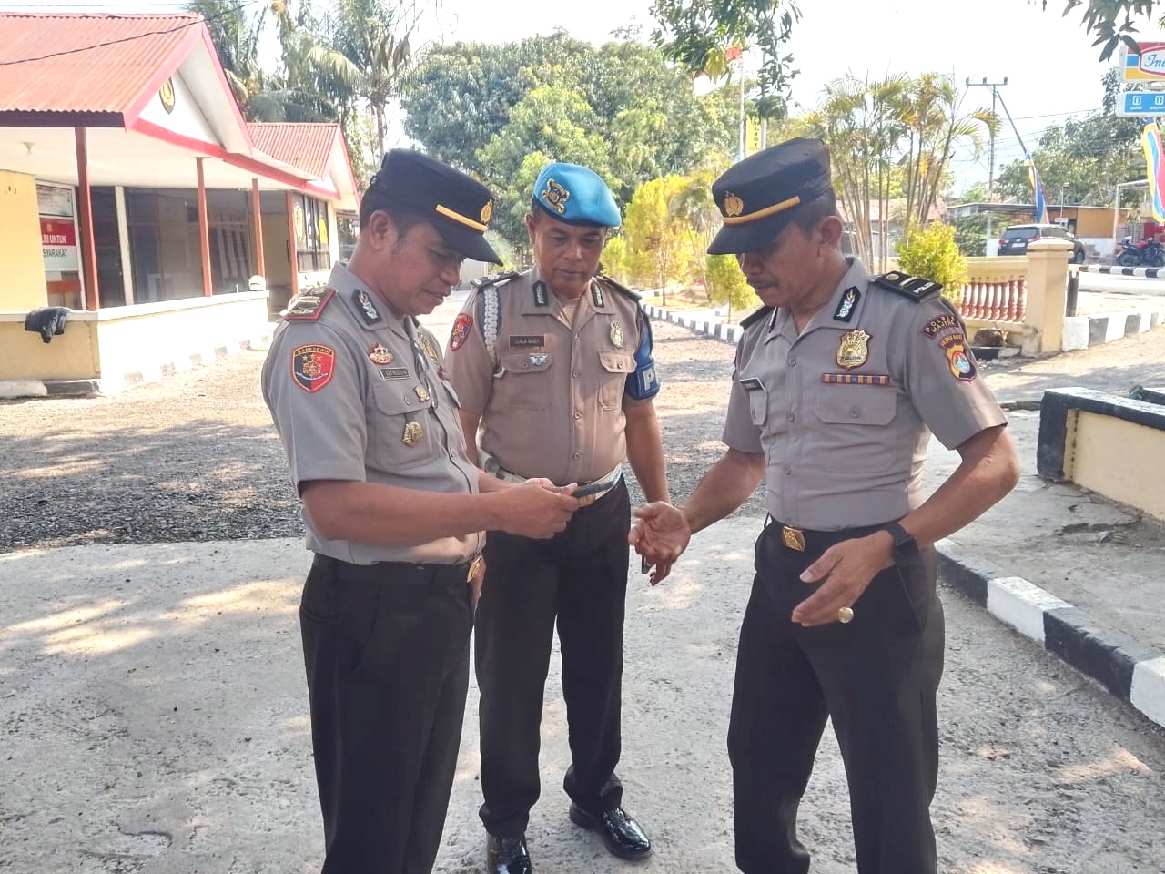 Cegah Pinjol dan Judol, Kapolsek Sendana Sidak Smartphone Personel