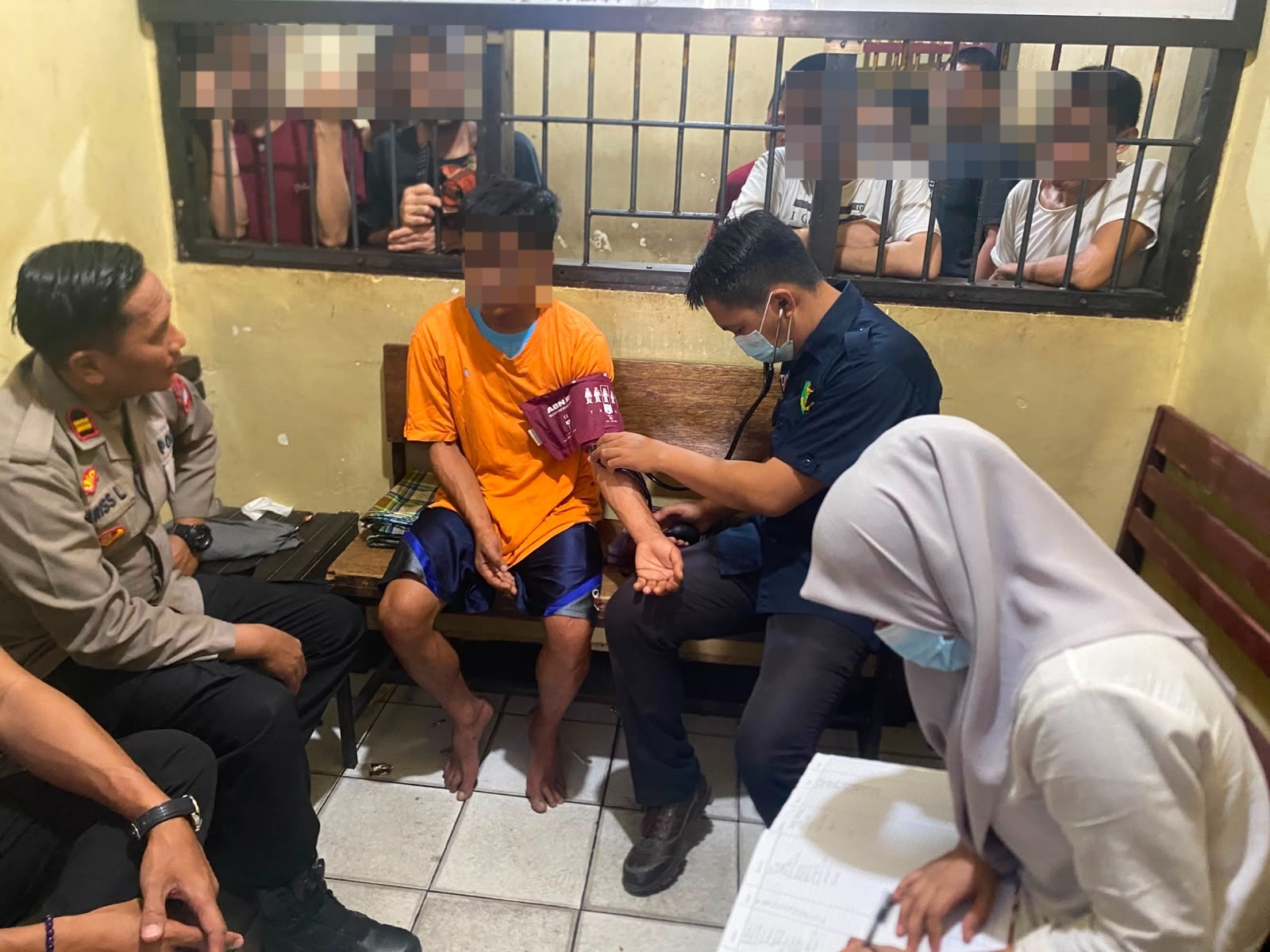 Jaga Kondisi Tahanan Tetap Prima, Si Dokkes Polres Majene Lakukan Pemeriksaan Kesehatan Berkala