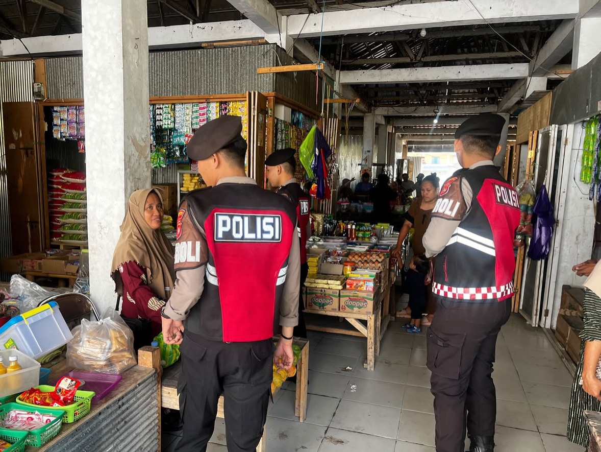 Patroli Jalan Kaki Samapta Polres Majene Sambangi Pusat Keramaian dan Sekolah, Sampaikan Imbauan Kamtibmas