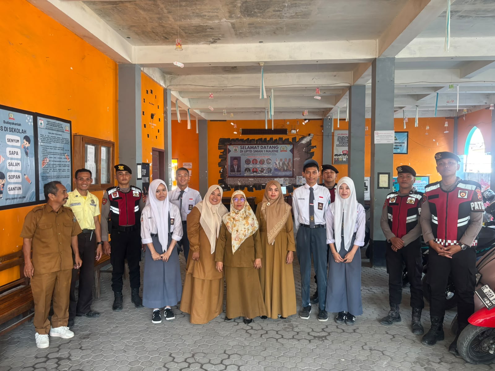 Patroli Jalan Kaki, Samapta Majene Sambangi Warga hingga Sekolah
