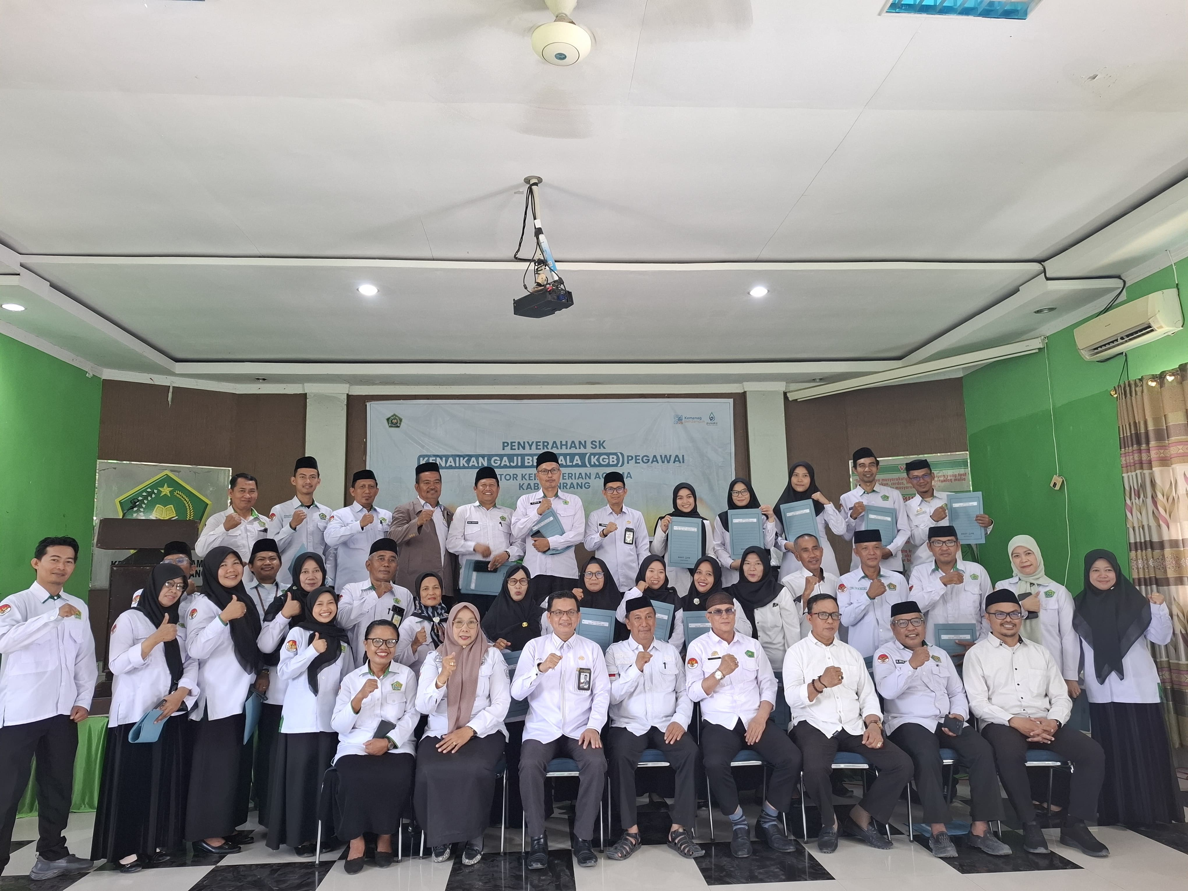 Sembilan Guru MAN Pinrang Terima SK KGB, Semangat Mengabdi Menguat