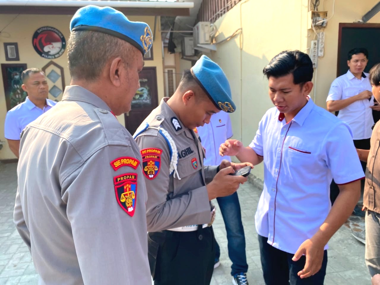 Cegah Personel Terjerat Pinjol dan Judol, Propam Polres Majene Periksa Smartphone Personel