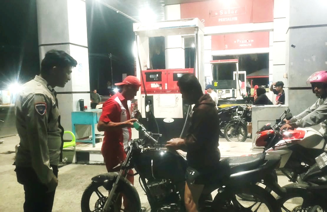 Pastikan Aktivitas Pengisian BBM Kondusif, Polsek Malunda Gelar Patroli Kamtibmas ke SPBU