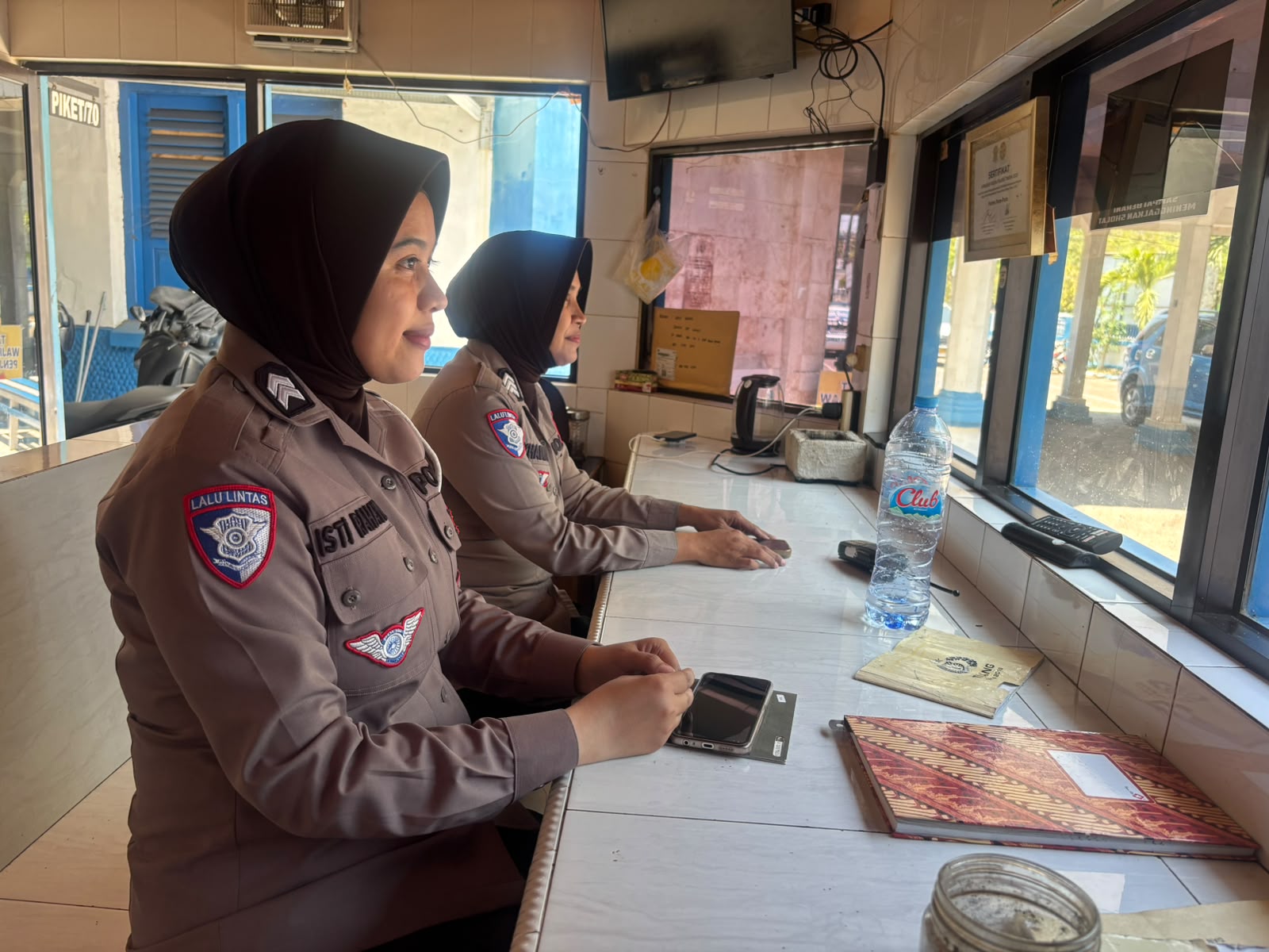 Saat Polki Salat Jumat, Polwan Polres Parepare Siaga di Mako
