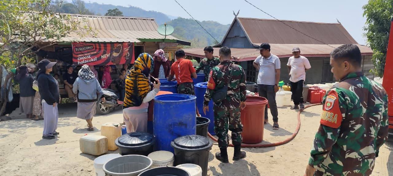Kemarau Panjang, Koramil Lembang Salurkan Air Bersih