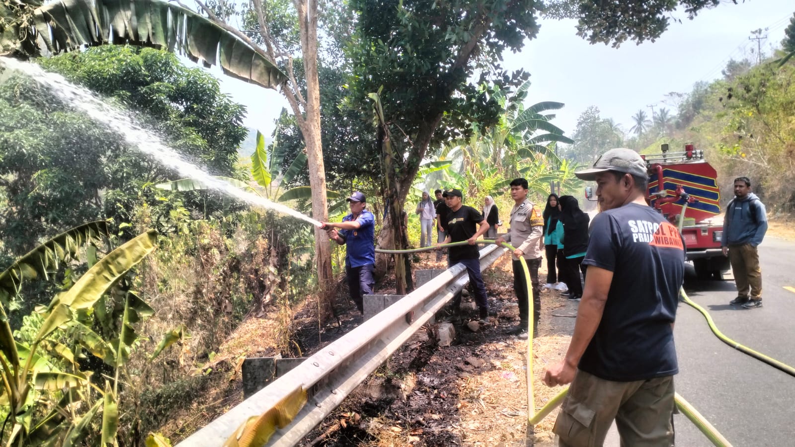 Polsek Malunda Bergerak Cepat Bantu Padamkan Kebakaran Lahan di Ulumanda, Cegah Api Meluas