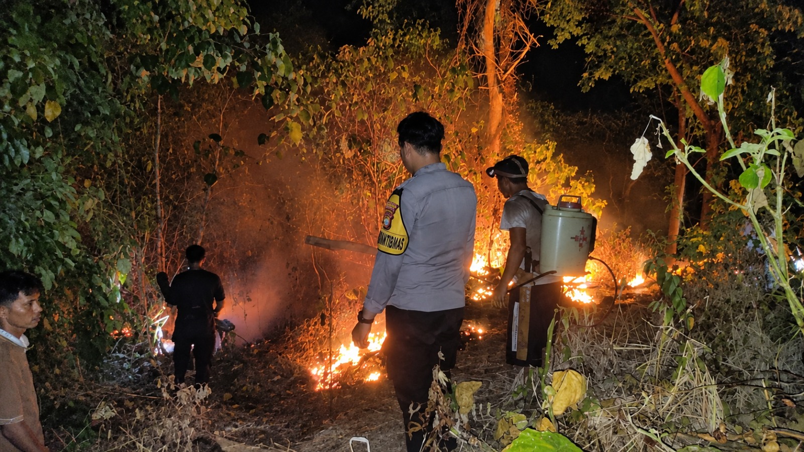 Kebakaran Lahan 4 Hektare di Lombang, Polsek Malunda dan Warga Berjibaku Jinakkan Api