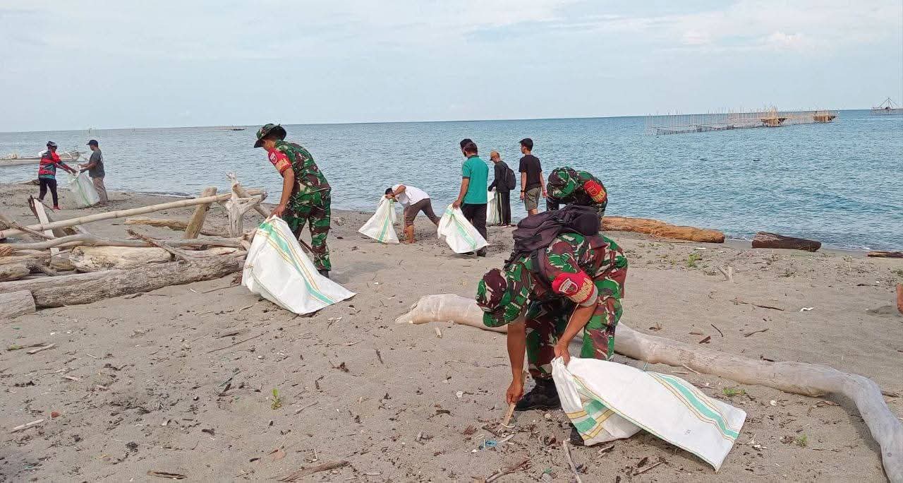TNI-Polri dan Warga Gotong Royong Bersihkan Pantai di Suppa